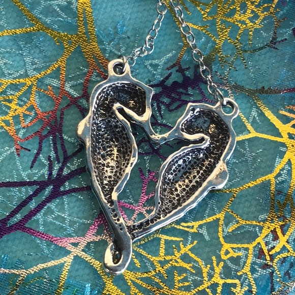Boutique NEW - seahorse love heart cute necklace🌊 - Picture 5 of 5